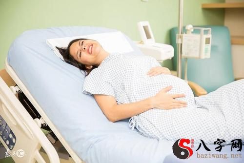 Pregnant woman dreaming of her loved one's death