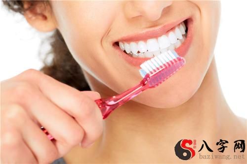 Pregnant women dream of brushing their teeth