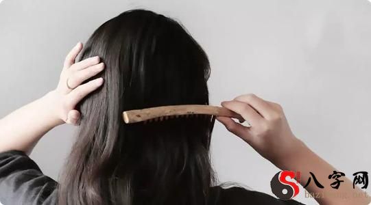 Dreaming of combing hair and losing hair