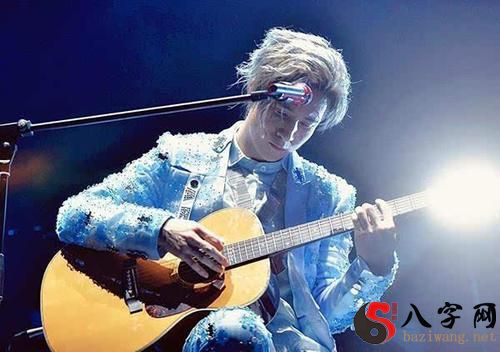 Dreaming of singing with a guitar