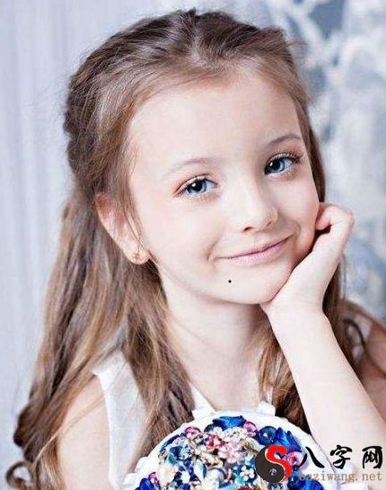 A child with a mole here will have good fortune and good luck, and will eventually become a dragon and phoenix in the crowd.